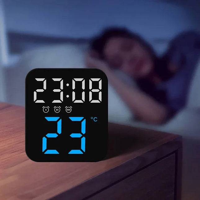 Moderní digitální cestovní budík s teploměrem