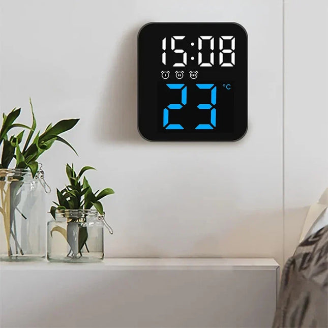 Moderní digitální cestovní budík s teploměrem