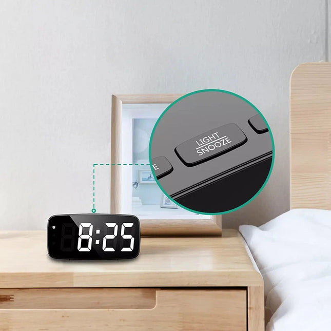 Digitální budík na baterie s podsvícením