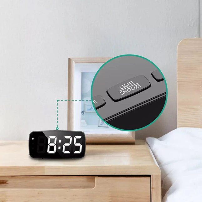 Digitální budík na baterie s podsvícením