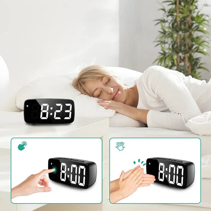 Digitální budík na baterie s podsvícením