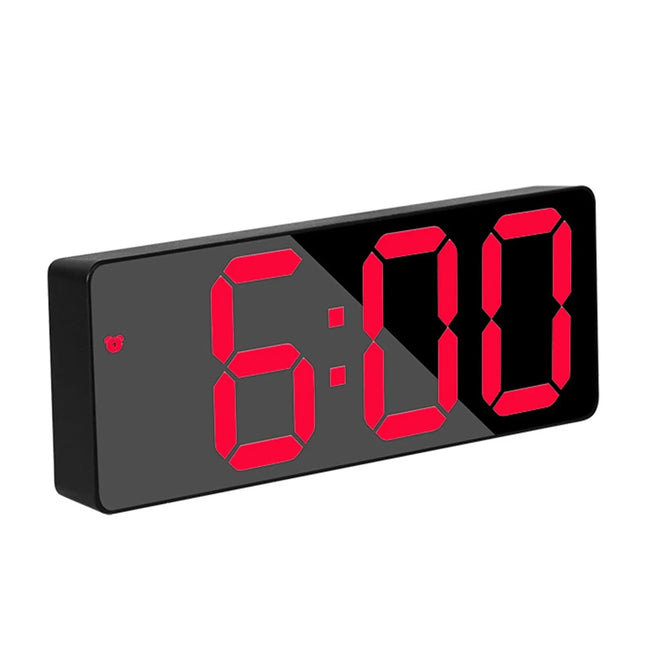 Digitální budík s velkými svítícími číslicemi