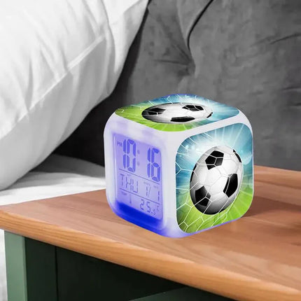 Digitální kostkový budík s fotbalovým motivem