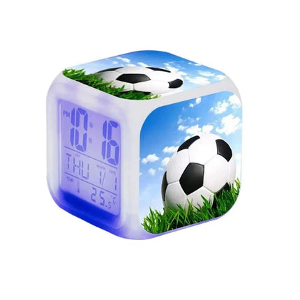 Digitální kostkový budík s fotbalovým motivem