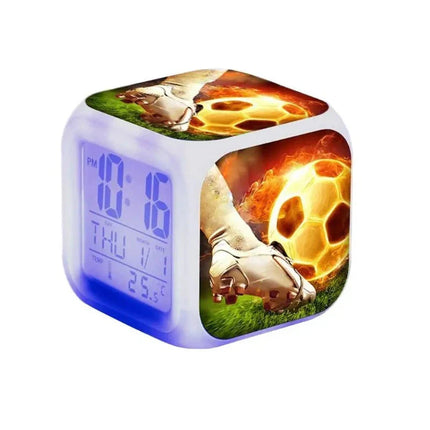Digitální kostkový budík s fotbalovým motivem