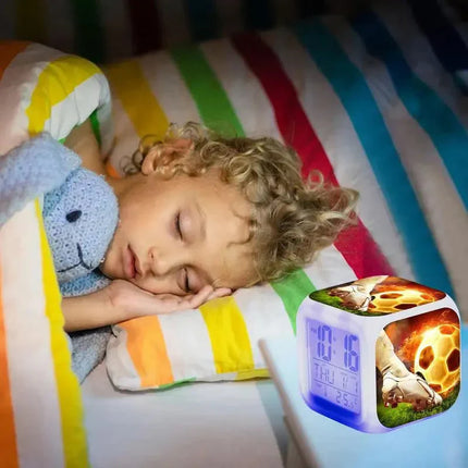 Digitální kostkový budík s fotbalovým motivem