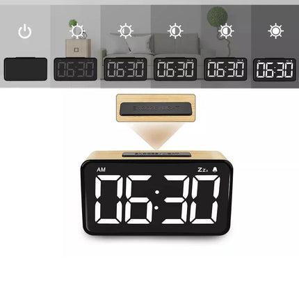 Dřevěný budík s velkými LED číslicemi