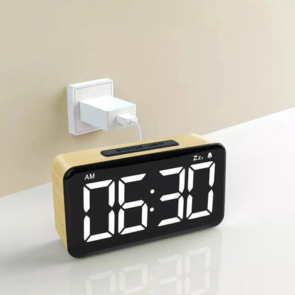 Dřevěný budík s velkými LED číslicemi