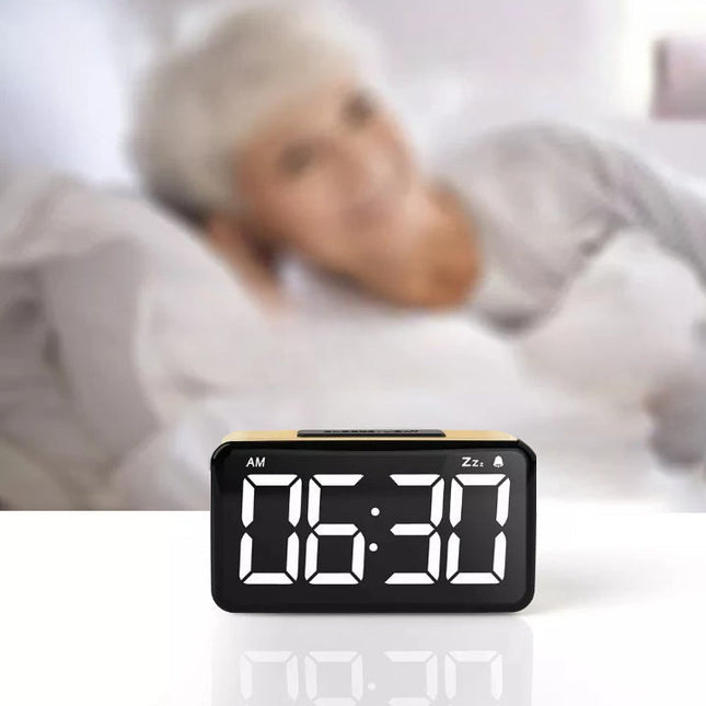 Dřevěný budík s velkými LED číslicemi