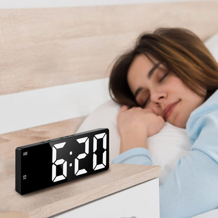 Svítící digitální budík na baterie