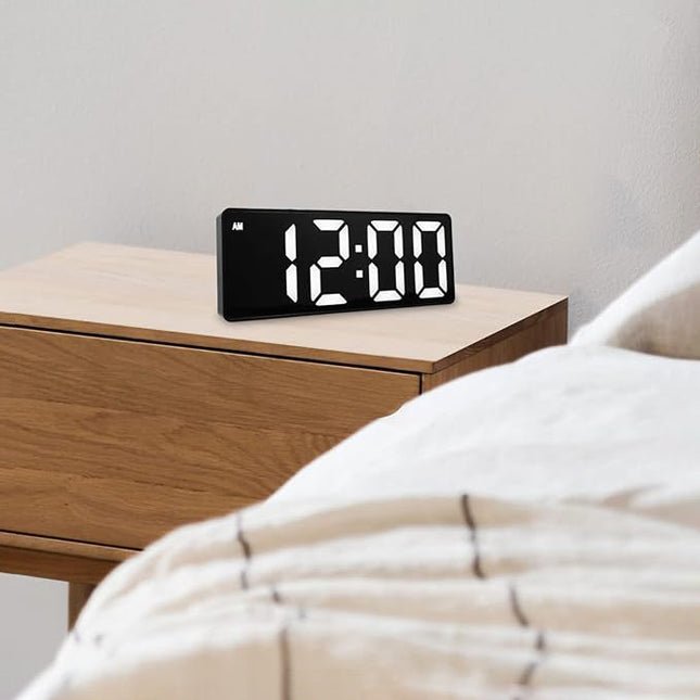 Svítící digitální budík na baterie