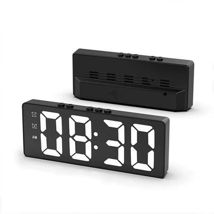 Svítící digitální budík na baterie