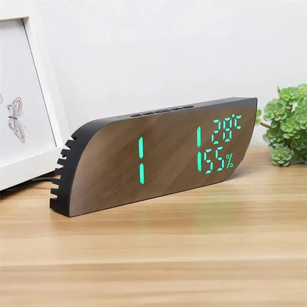 Digitální LED budík na baterie dřevěný