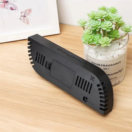 Digitální LED budík na baterie dřevěný