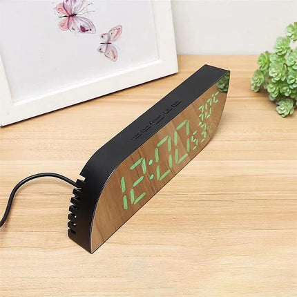 Digitální LED budík na baterie dřevěný
