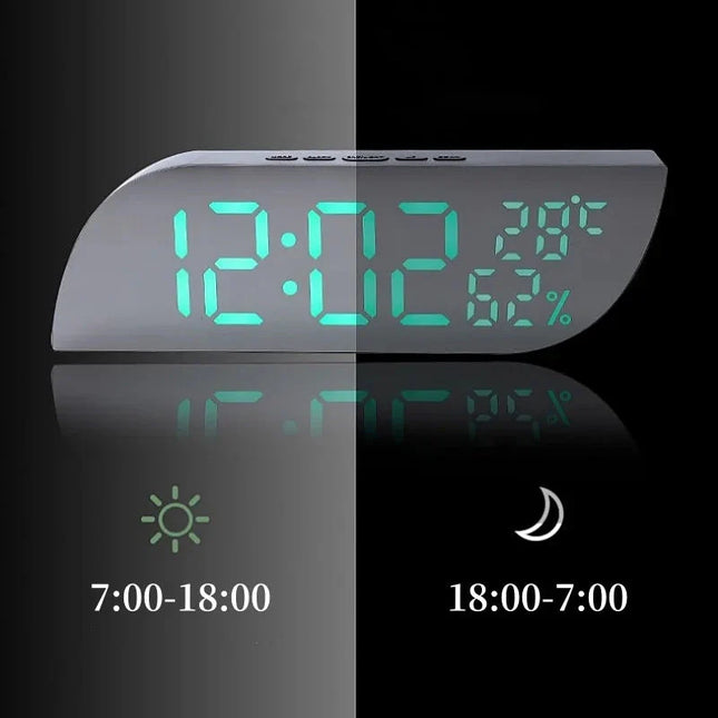 Digitální LED budík na baterie dřevěný