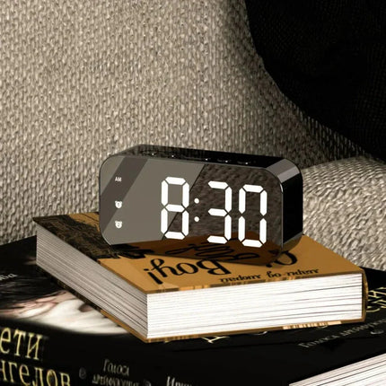 Moderní zrcadlový digitální LED budík