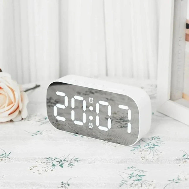 Zrcadlový LED budík do elektrické zásuvky