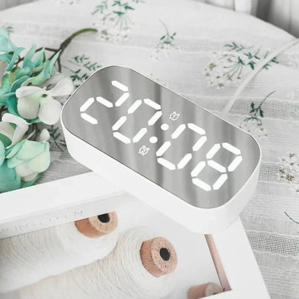 Zrcadlový LED budík do elektrické zásuvky