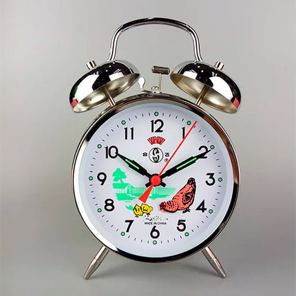 Klasický mechanický budík se dvěma zvonky