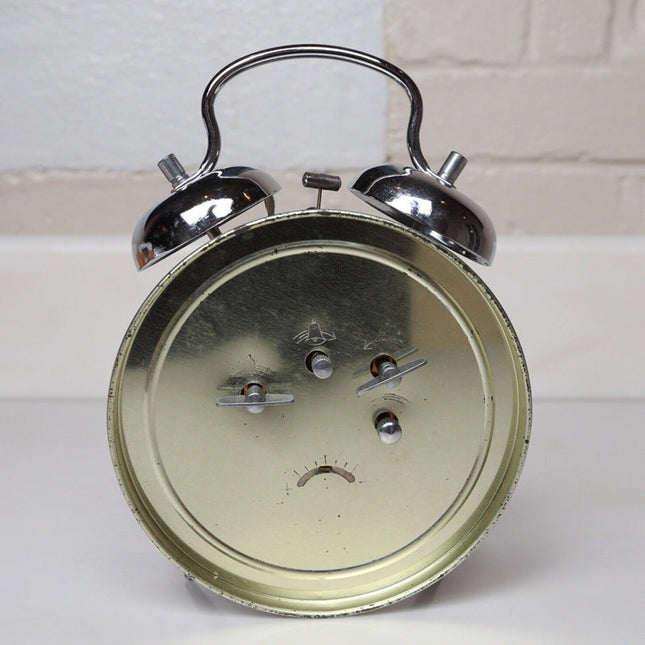 Klasický mechanický budík se dvěma zvonky