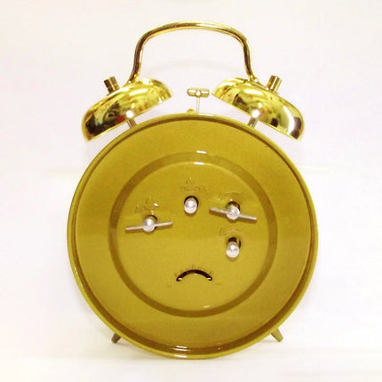 Zlatý vintage mechanický budík se zvonky