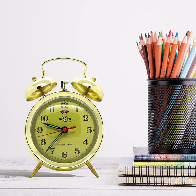 Zlatý vintage mechanický budík se zvonky