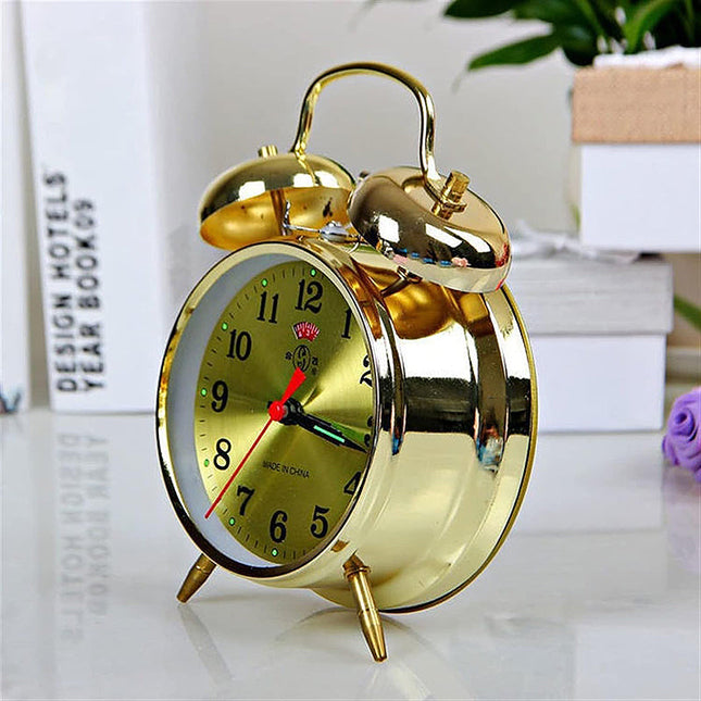 Zlatý vintage mechanický budík se zvonky