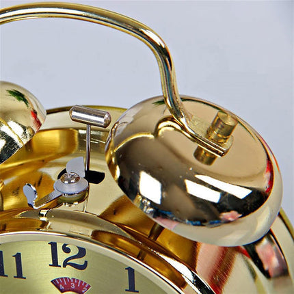 Zlatý vintage mechanický budík se zvonky