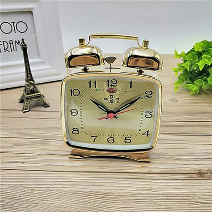 Malý mechanický budík v retro stylu