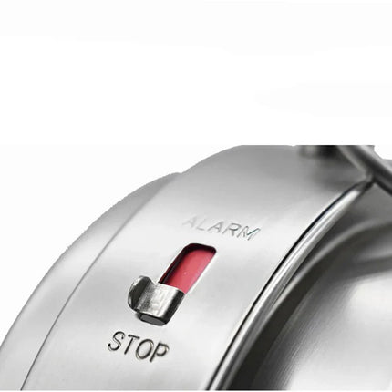 Vintage mechanický budík v retro designu