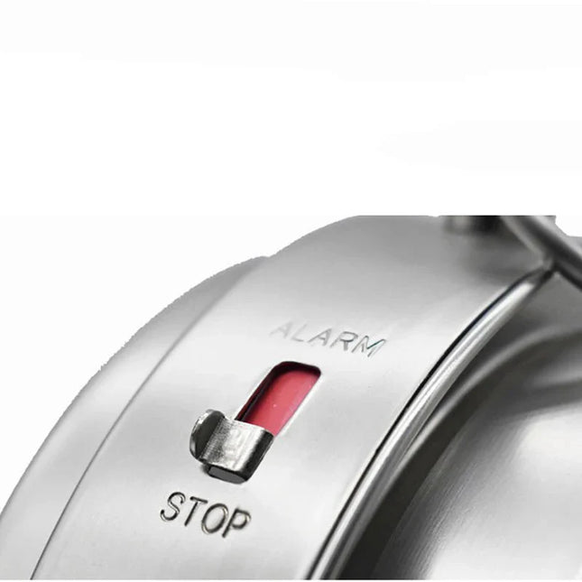 Vintage mechanický budík v retro designu