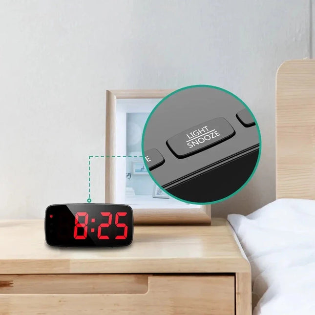 Digitální budík s červeným displejem