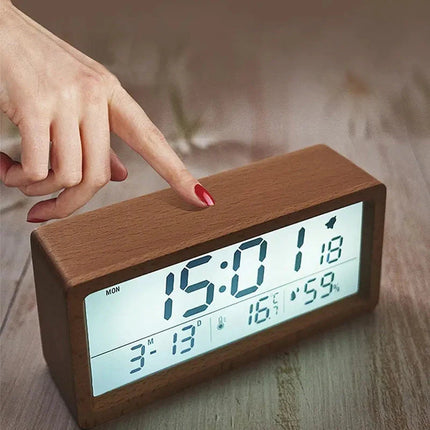 Dřevěný digitální budík s LCD displejem