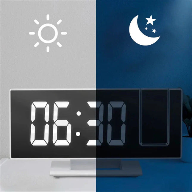 Bílý zrcadlový budík s projekcí času