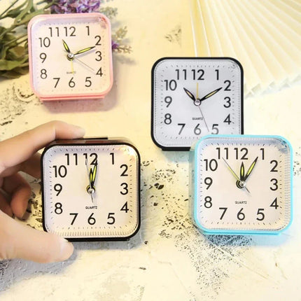 Jednoduchý analogový budík na baterie
