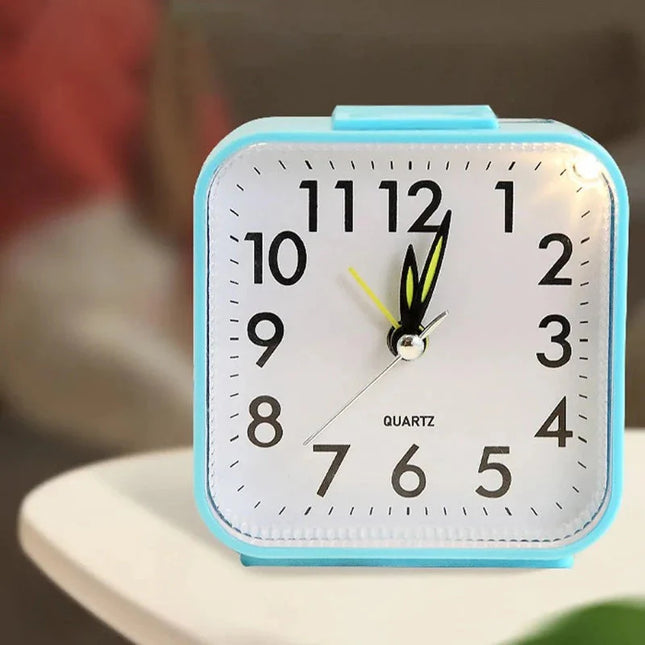 Jednoduchý analogový budík na baterie