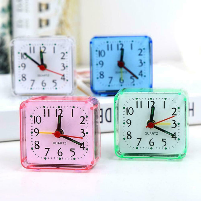 Malý snadno ovladatelný budík na cesty