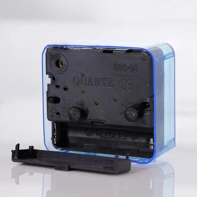 Malý snadno ovladatelný budík na cesty