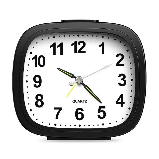 Klasický analogový budík bez tikání