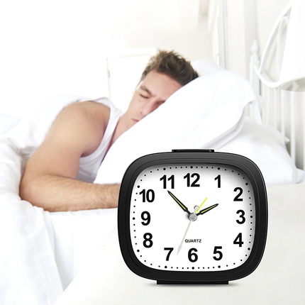 Klasický analogový budík bez tikání