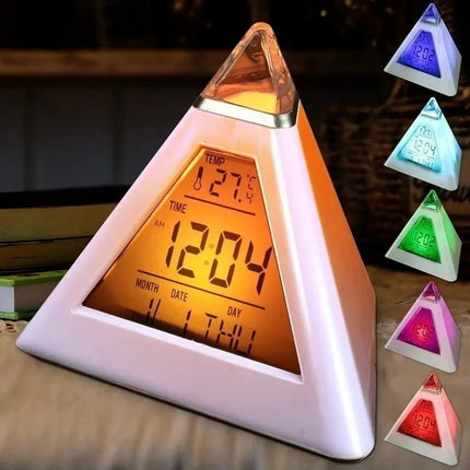 Designový světelný budík ve tvaru pyramidy