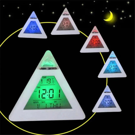 Designový světelný budík ve tvaru pyramidy