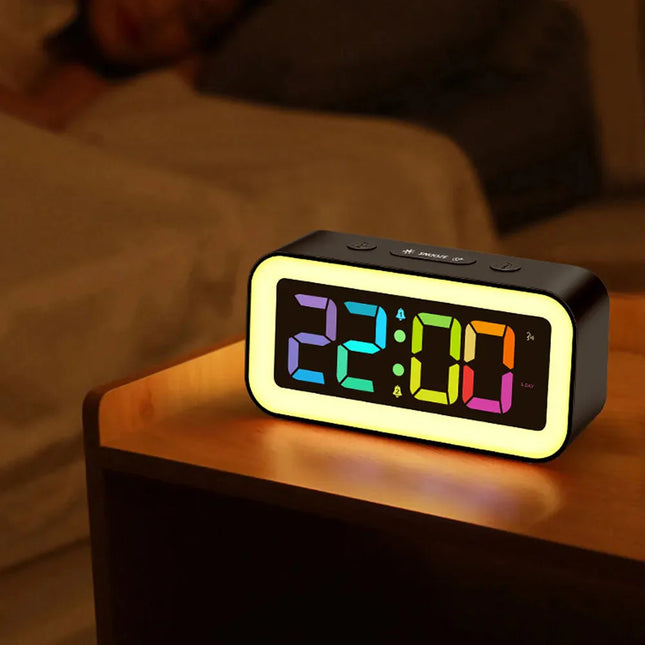 Svítící digitální budík s RGB podsvícením