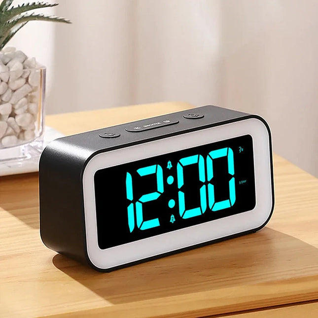 Svítící digitální budík s RGB podsvícením