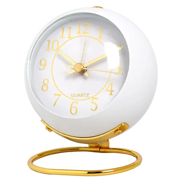 Bílý vintage budík na noční stolek