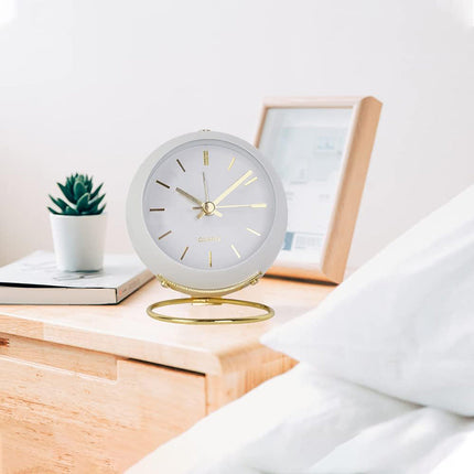 Bílý vintage budík na noční stolek