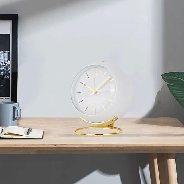 Bílý vintage budík na noční stolek