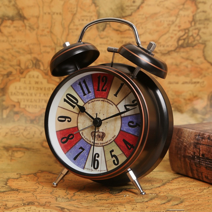 Vintage budík s barevným ciferníkem