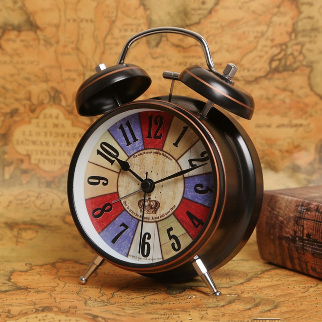 Vintage budík s barevným ciferníkem